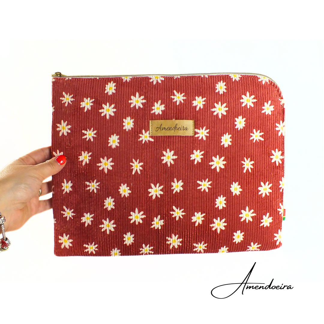 Bolsa para Tablet - Margaridas Bolsa de veludo cotelê vermelho com flores brancas segurada por mão