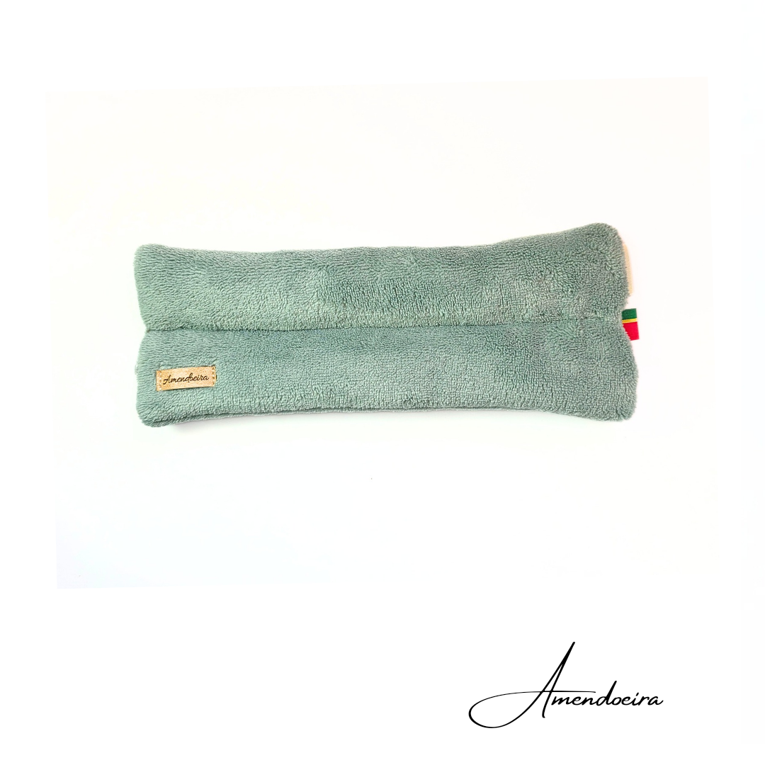 Proteção Focinheira - Verde menta escuro Travesseiro retangular verde com etiqueta Amendoeira e bandeira italiana