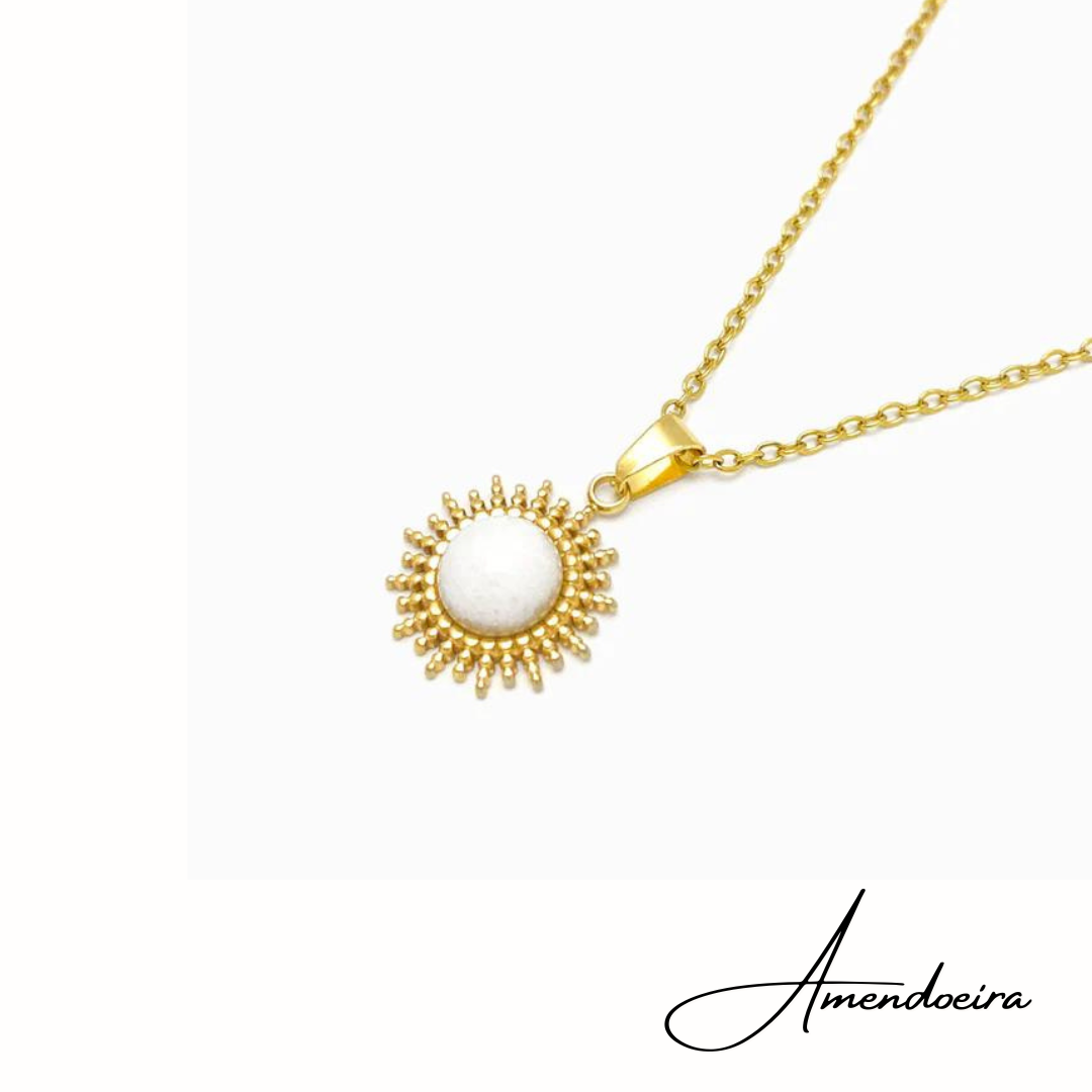 Colar Sun in White - dourado Colar dourado com pendente redondo em pedra branca e detalhes em formato de sol