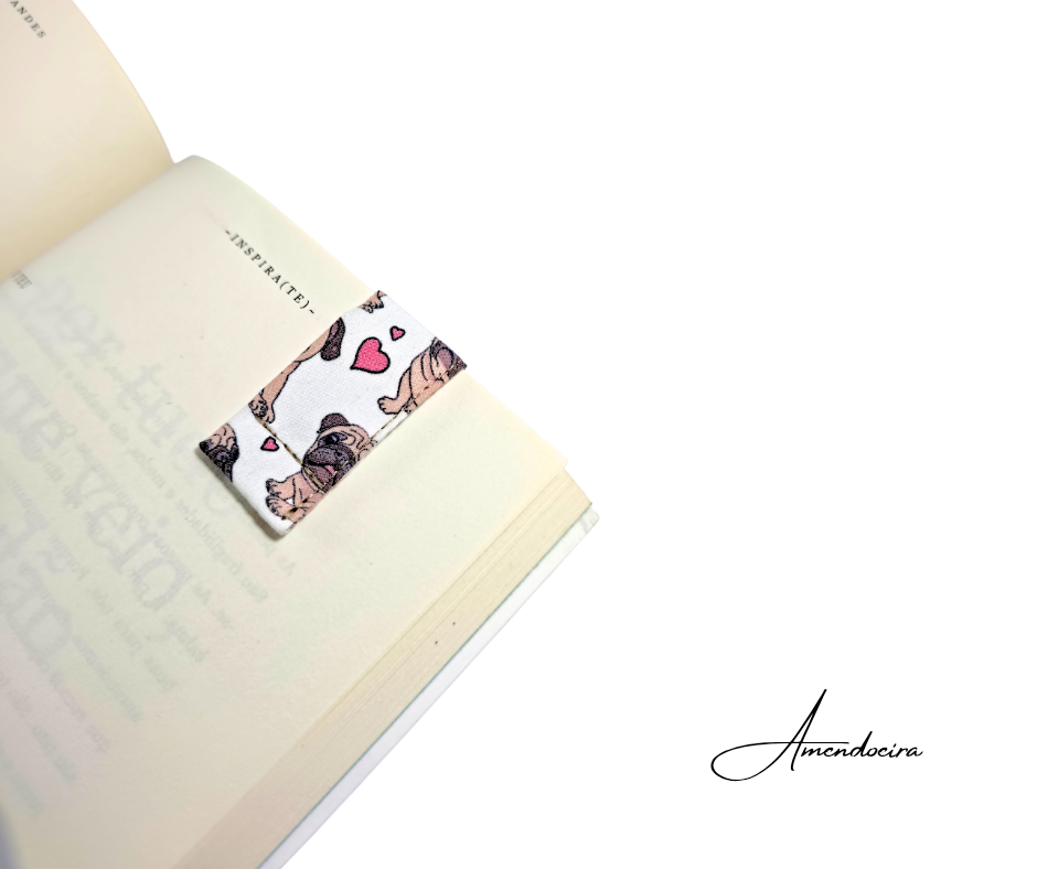 Separador magnético Livro/Agenda - Cães Marcador de livros em tecido estampado de cães pug e corações.