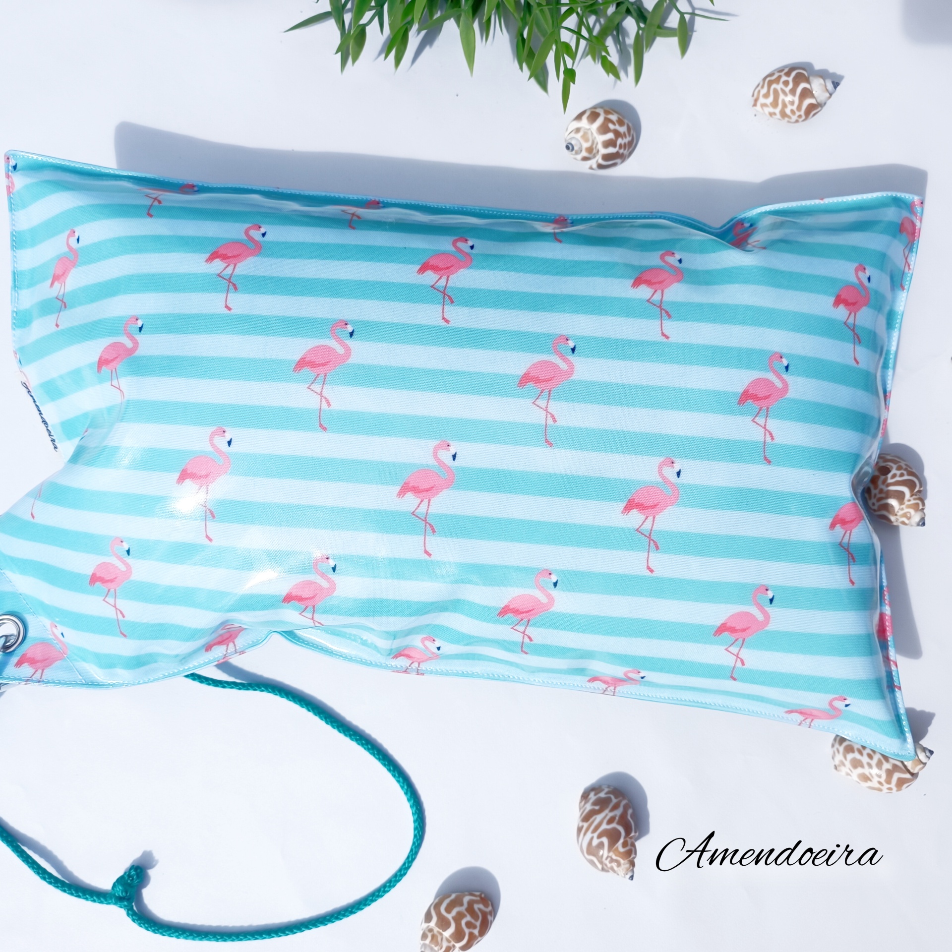 Almofada Flamingo Capa de almofada azul com riscas brancas e flamingos cor-de-rosa, cordão e conchas ao redor