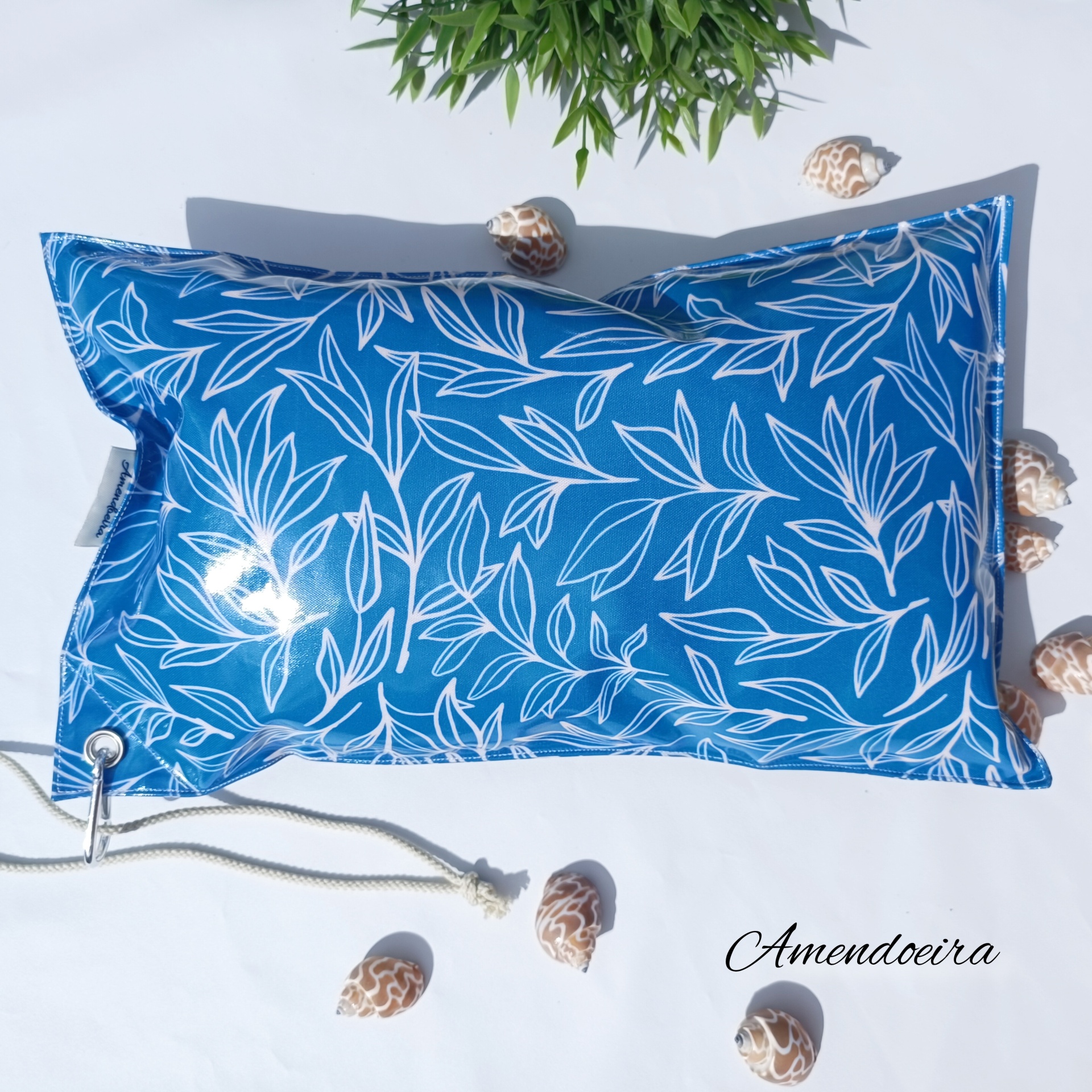 Almofada Blue plants Almofada azul com padrão de folhas brancas, conchas ao redor e planta verde em cima