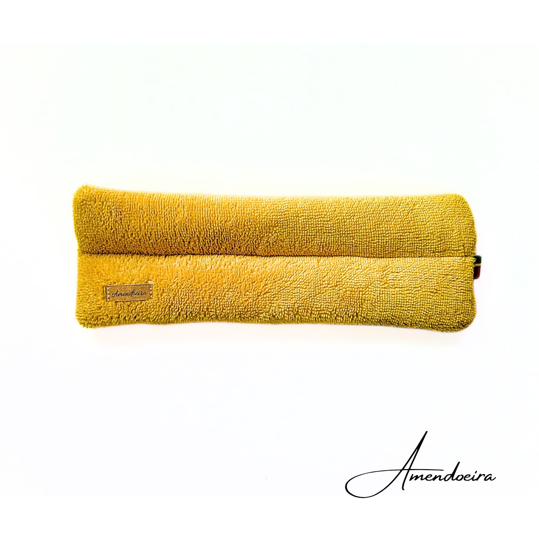 Proteção Focinheira - Amarelo Estojo amarelo felpudo com etiqueta 'Amendoeira' em fundo branco