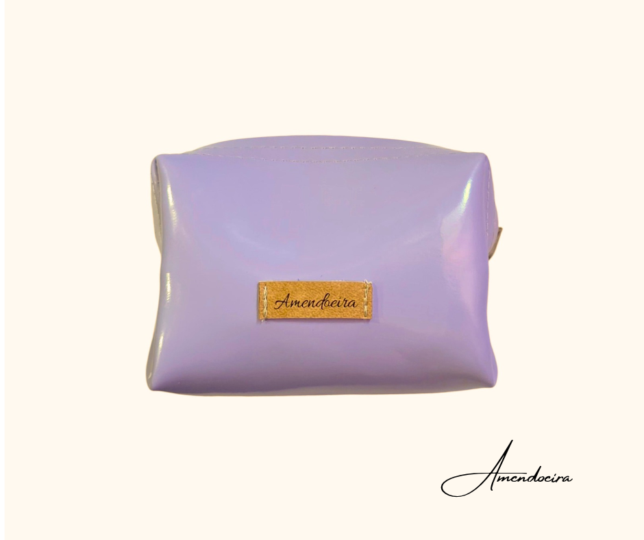 Bolsa Atenas - Lilás Bolsa lilás pequena com etiqueta de couro Amendoeira