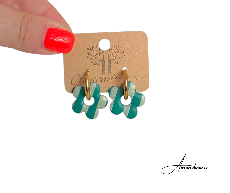 Brincos Flor Serena - Riscas verde e verde menta Brincos flor com argolas douradas e cartão Amendoeira