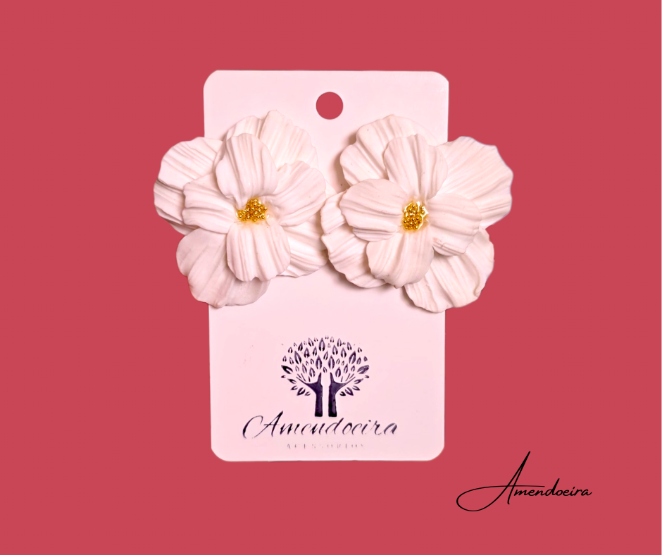Brincos Santorini - Branco Brincos flor branca com detalhes amarelos no centro em cartão Amendoeira