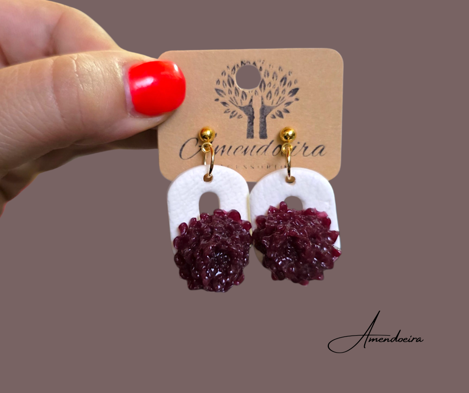 Brincos Córdoba- Branco com flor em cor vinho Brincos pendentes brancos com detalhe vermelho e tachas douradas em cartão Amendoeira