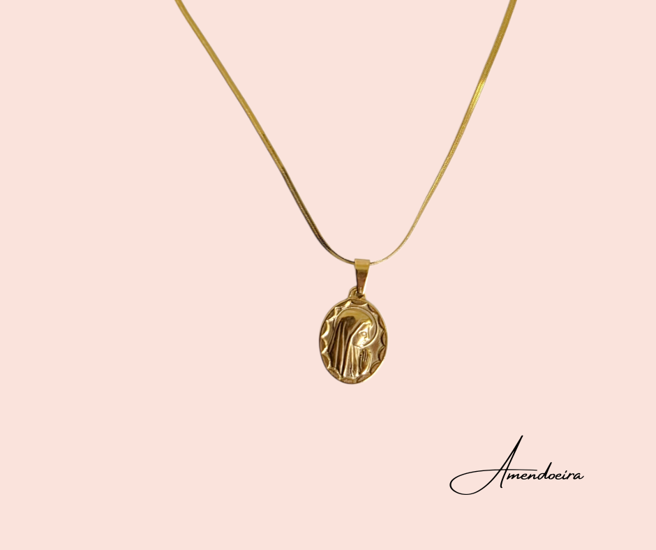 Colar Nossa Senhora do Rosário em dourado Colar dourado com pendente oval e figura religiosa em relevo
