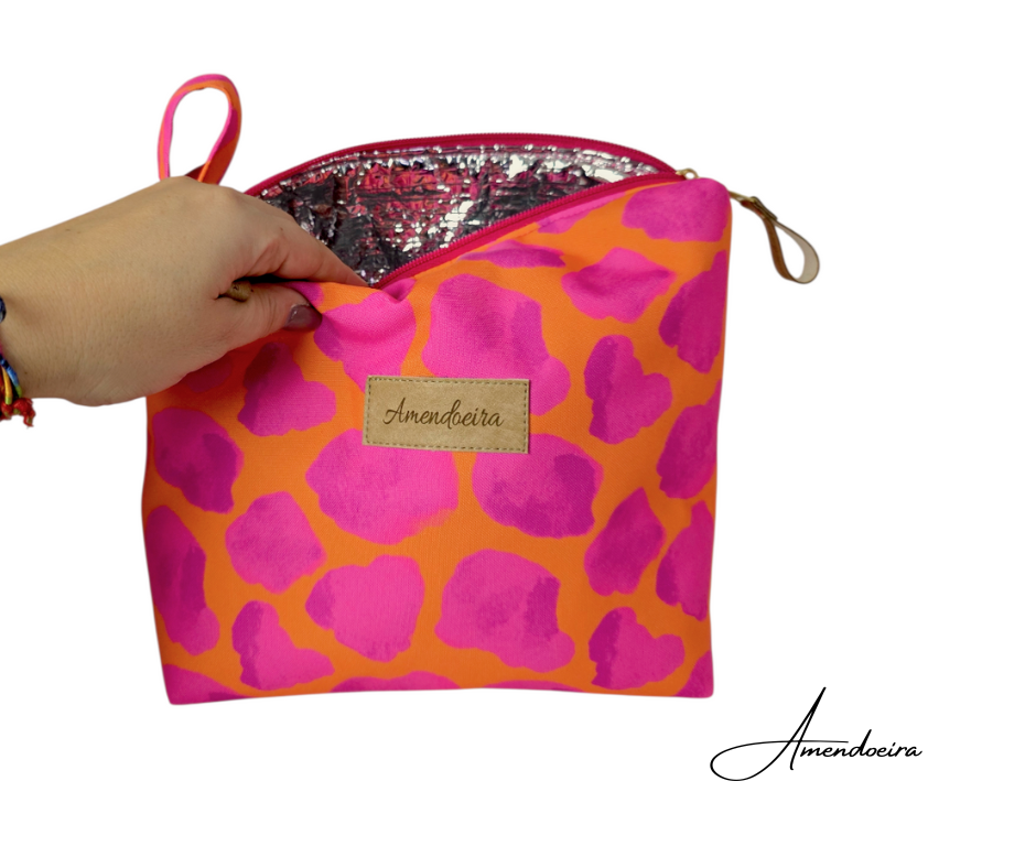 Lancheira/ Bolsa térmica- Manchas rosa fundo laranja Necessaire colorida rosa e laranja com interior prateado e etiqueta Amendoeira