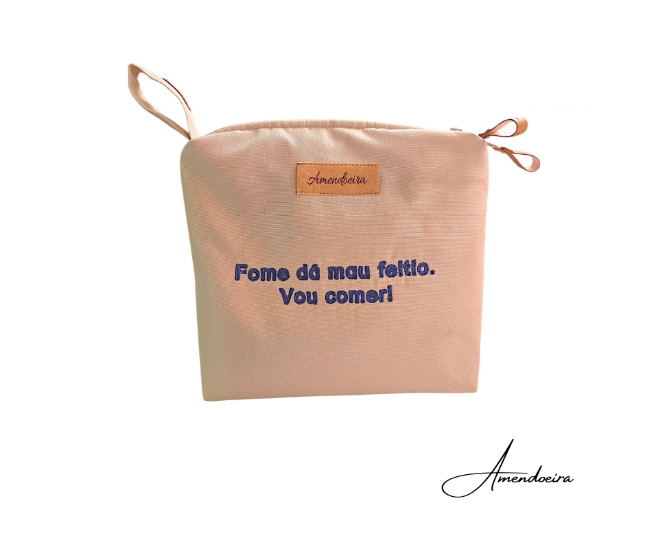 Lancheira/ Bolsa térmica - Bege - Fome dá mau feitio. Bolsa bege claro com frase bordada azul e etiqueta Amendoeira