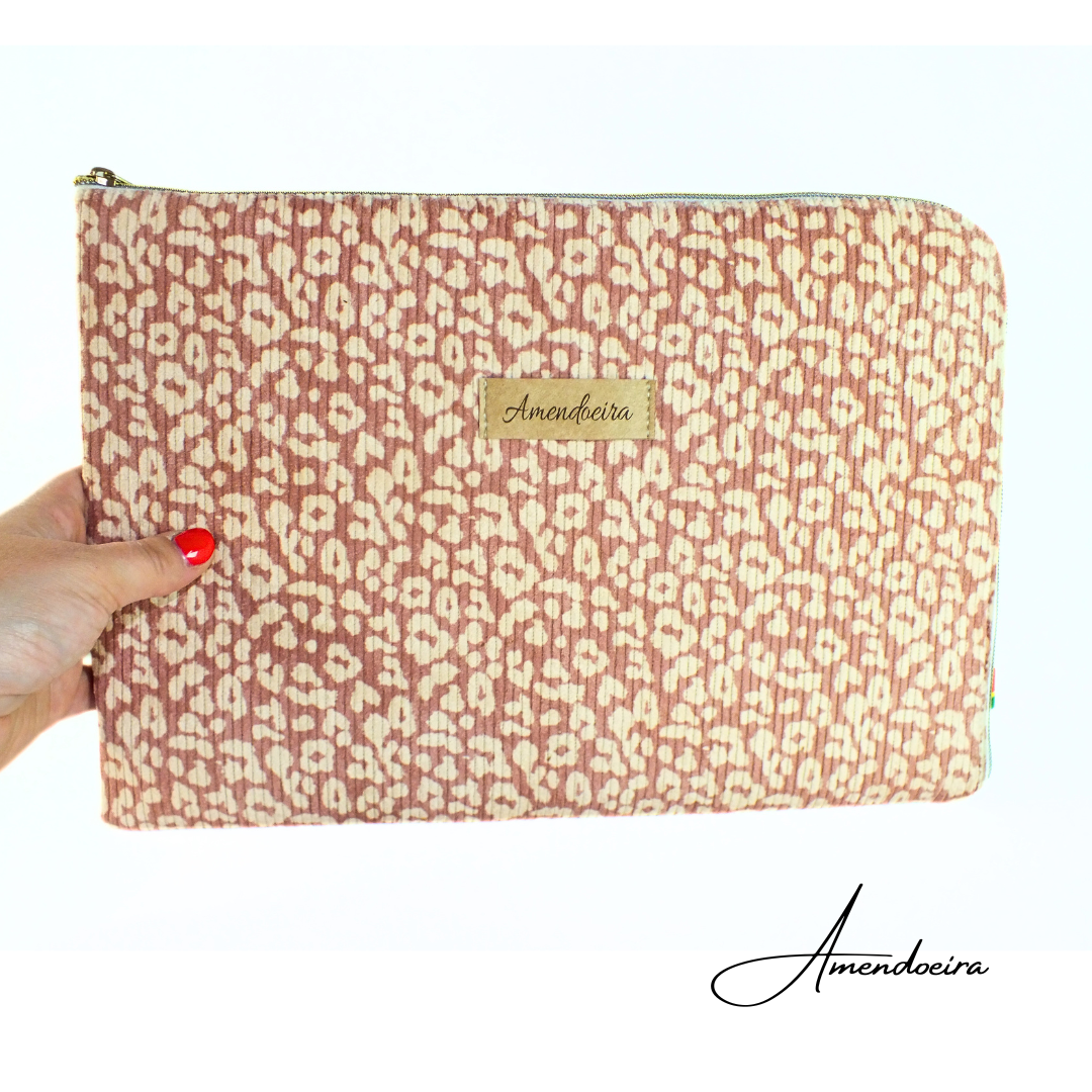 Bolsa para Tablet - Rose leopard Estojo com padrão animal print rosa e bege, etiqueta Amendoeira e fecho dourado