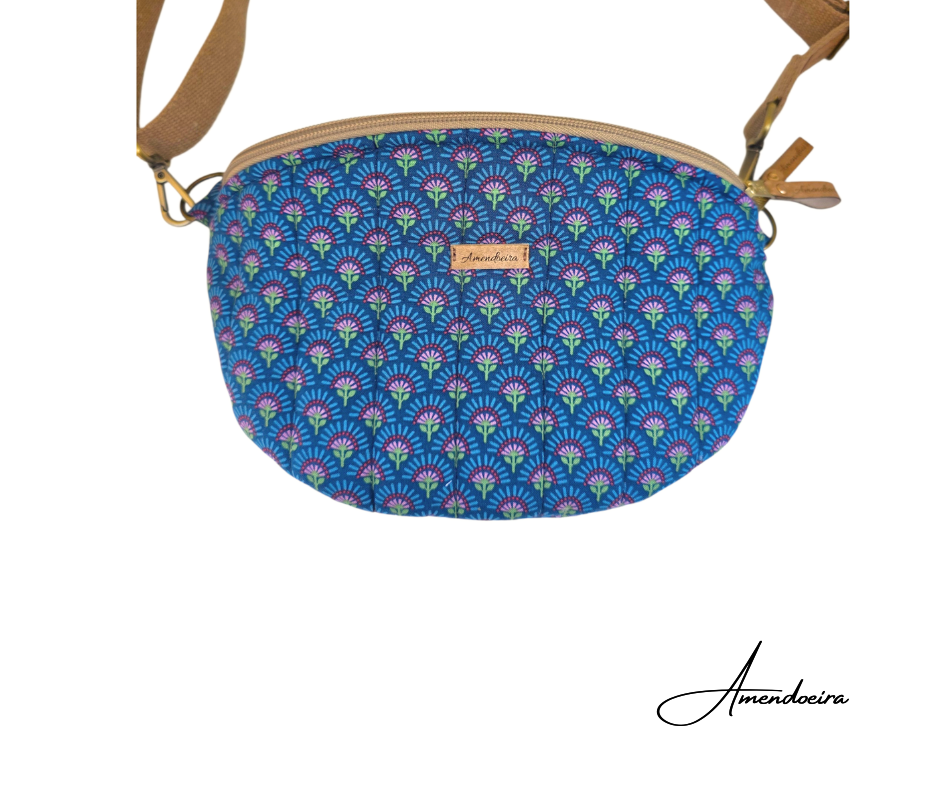 Bolsa Milan - Índigo flowers Bolsa azul com padrão floral e alça castanha