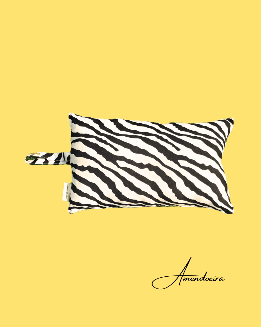 Almofada de praia/piscina- Zebra larga Almofada com padrão zebra preto e branco sobre fundo amarelo com texto Amendoeira