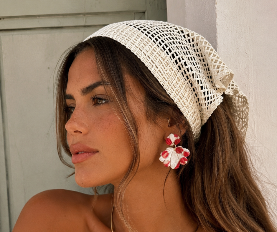 Bandana - Rede de algodão Mulher com lenço branco tipo rede na cabeça e brincos florais vermelhos e brancos