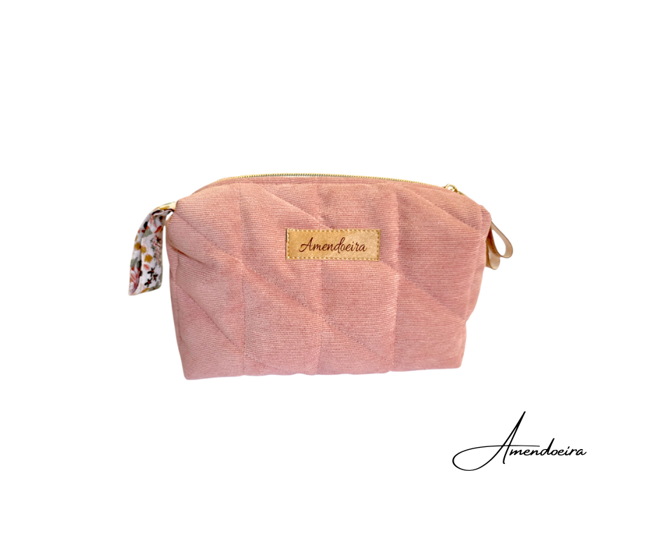 Bolsa nécessaire Amora - Rose in flower Estojo rosa acolchoado com etiqueta Amendoeira