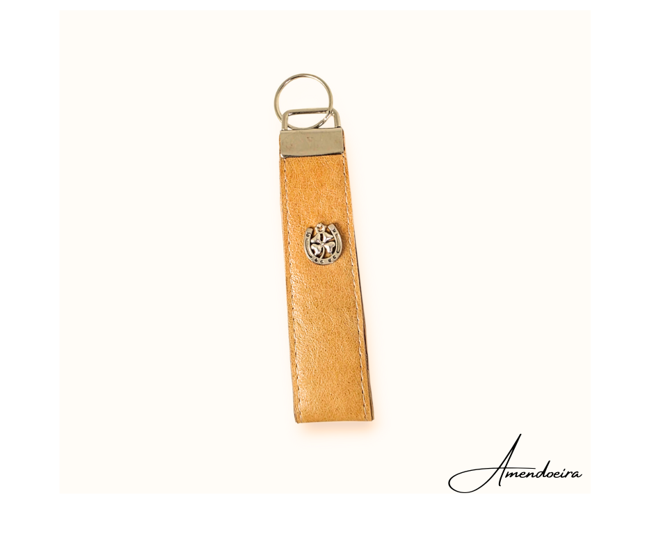Porta-chaves em pele - Ferradura e trevo 4 folhas Chaveiro de pele castanha com argola metálica e ferradura decorativa