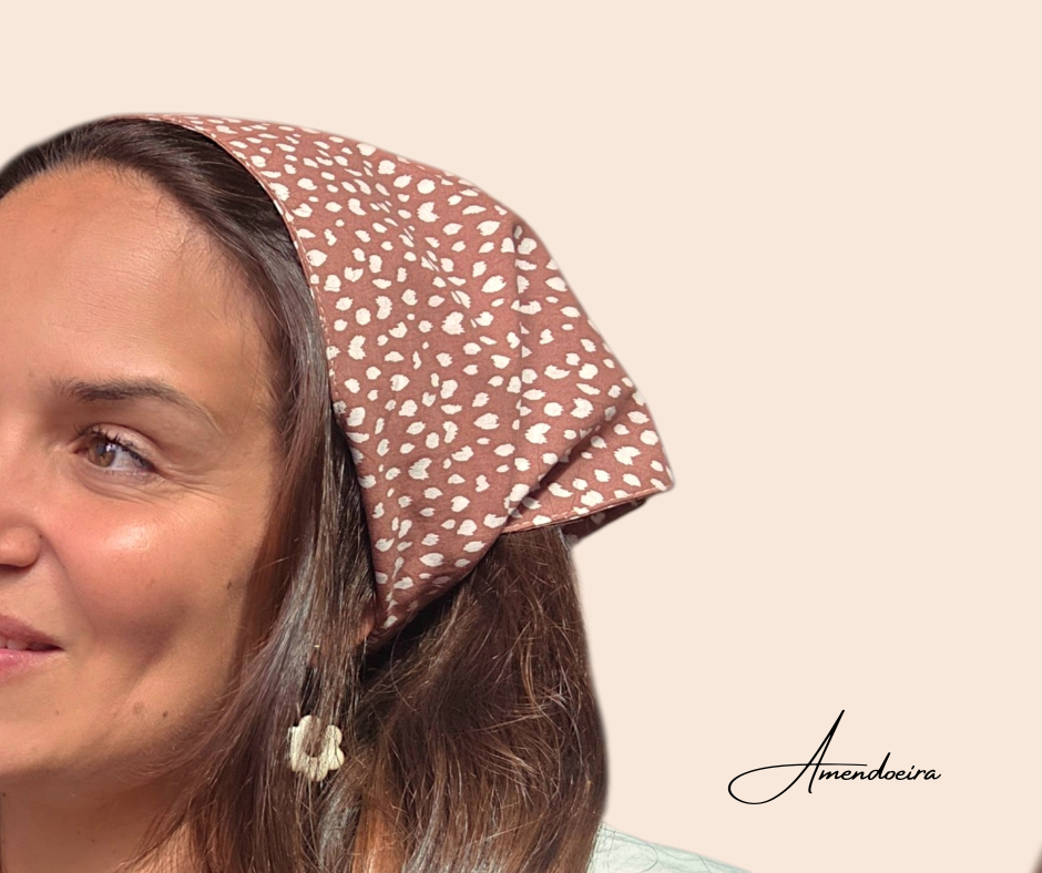 Bandana - Manchas Terracota Lenço castanho com manchas brancas usado na cabeça