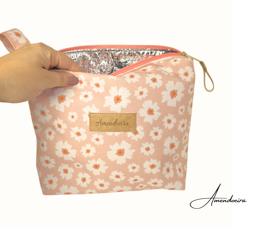 Lancheira/ Bolsa térmica - Flores brancas fundo salmão Necessaire rosa floral com interior térmico prateado e etiqueta Amendoeira