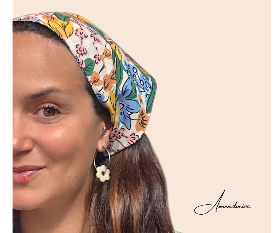 Bandana - Flores Lenço floral colorido na cabeça de mulher com brincos de flor branca