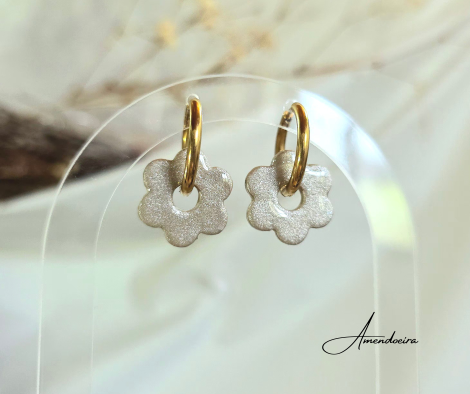 Brincos Flor Serena - Pérola escura brilhante brincos dourados com pendente flor prateada brilhante em suporte transparente