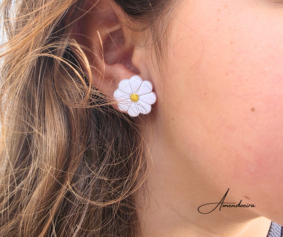 Brincos Margarida - Brancos Brinco flor branco com centro amarelo no lóbulo da orelha