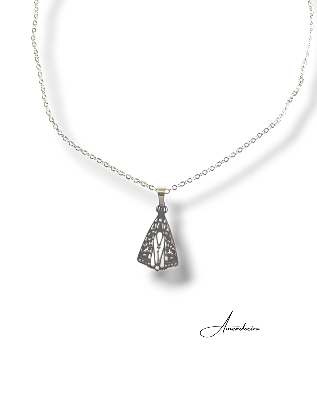 Colar - Luz de Maria Colar com pendente triangular em metal prateado com padrão recortado e figura estilizada