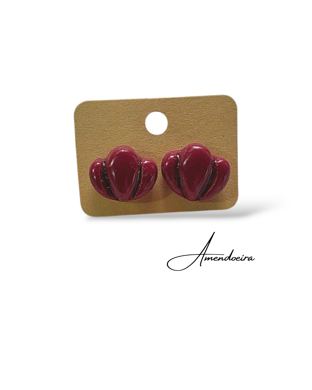 Brincos Tulip - Malva escuro Brincos vermelhos de amêndoa em cartolina castanha com texto 'Amendoeira'