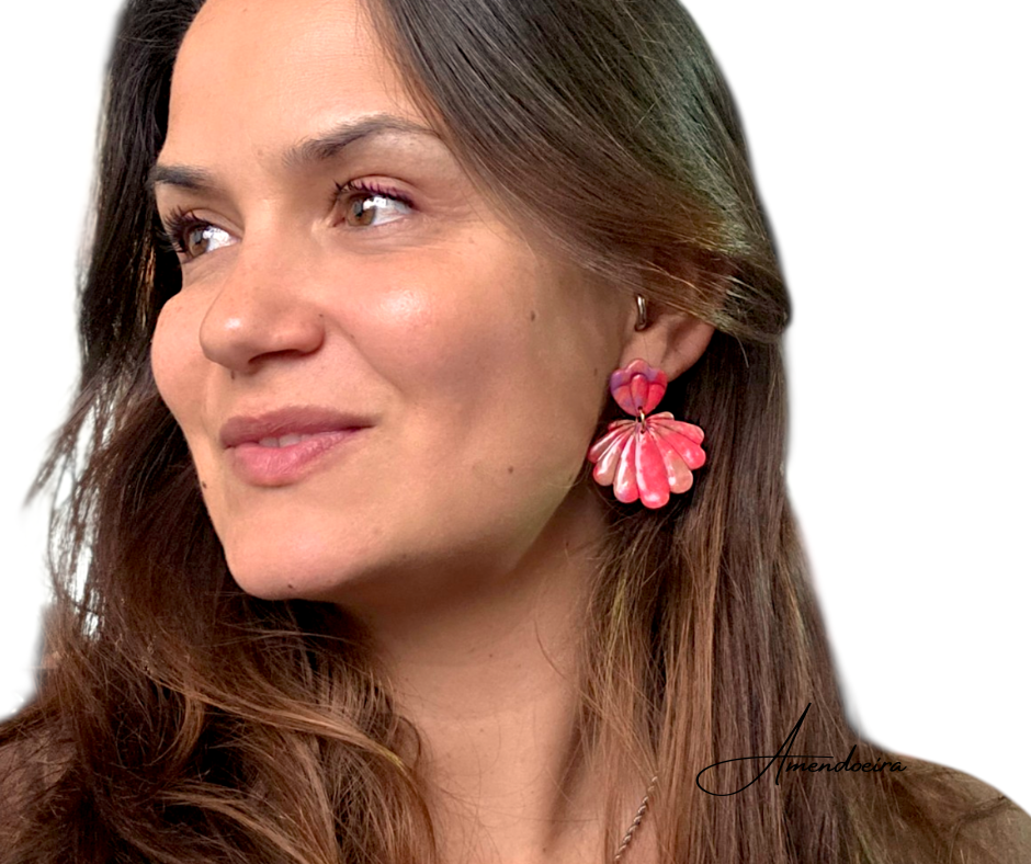 Brincos Marcarena B - Rosa, lilás e taupe Brincos femininos florais rosa e vermelho em fundo branco
