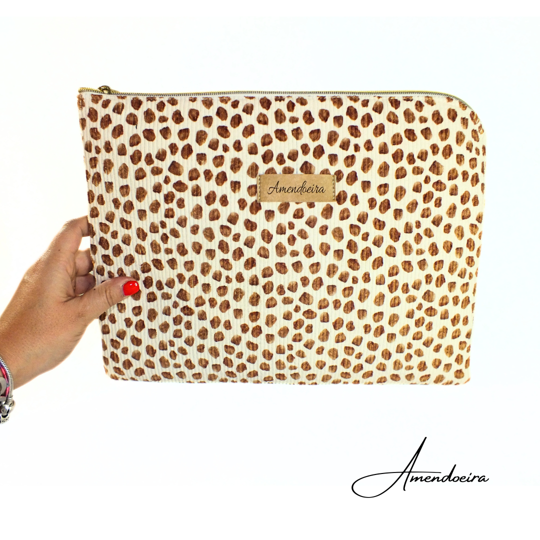 Bolsa para Tablet - Girafe Bolsa de mão com padrão de manchas castanhas e creme e etiqueta