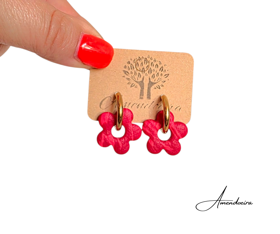 Brincos Flor Serena - Padrão rubi Brincos vermelhos com argolas douradas em cartão Amendoeira