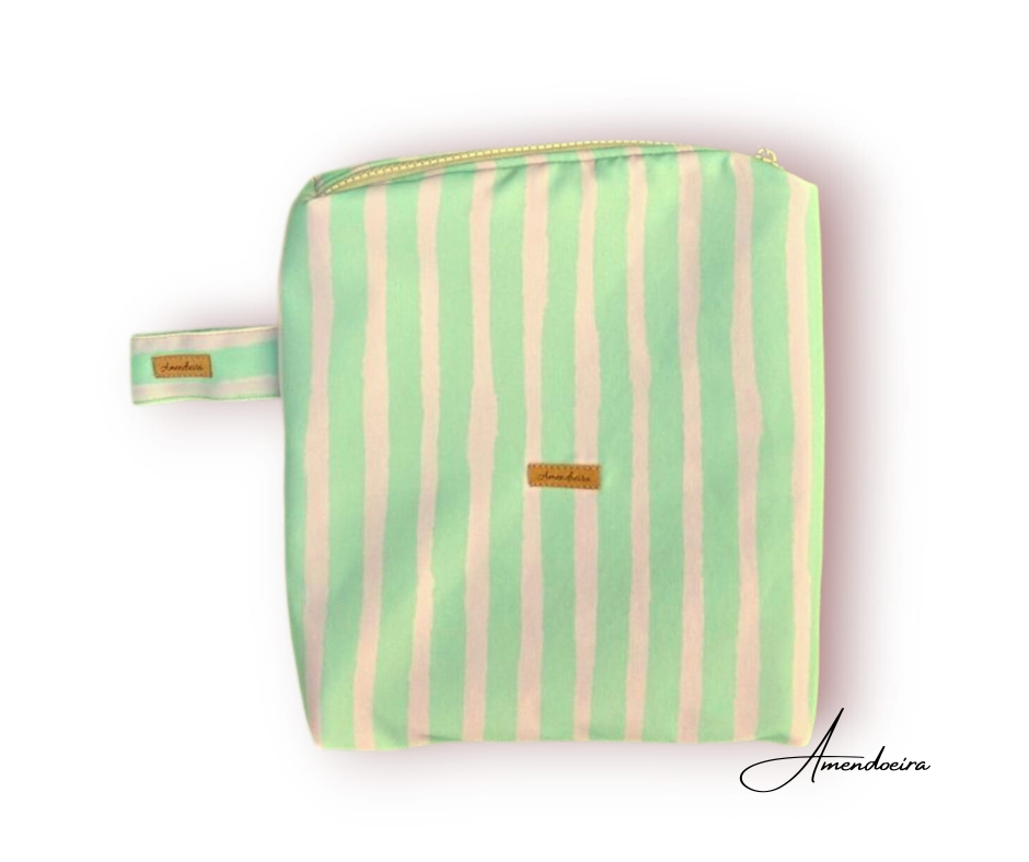 Bolsa Malibu praia/piscina- Ricas menta Bolsa de tecido riscada verde menta e branca com fecho dourado e etiqueta Amendoeira