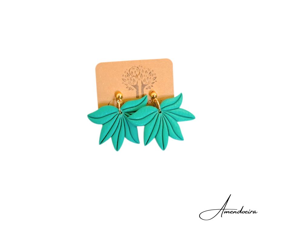 Brincos Flor Rubi - Verde água Brincos pendentes em forma de folhas verdes com elementos dourados