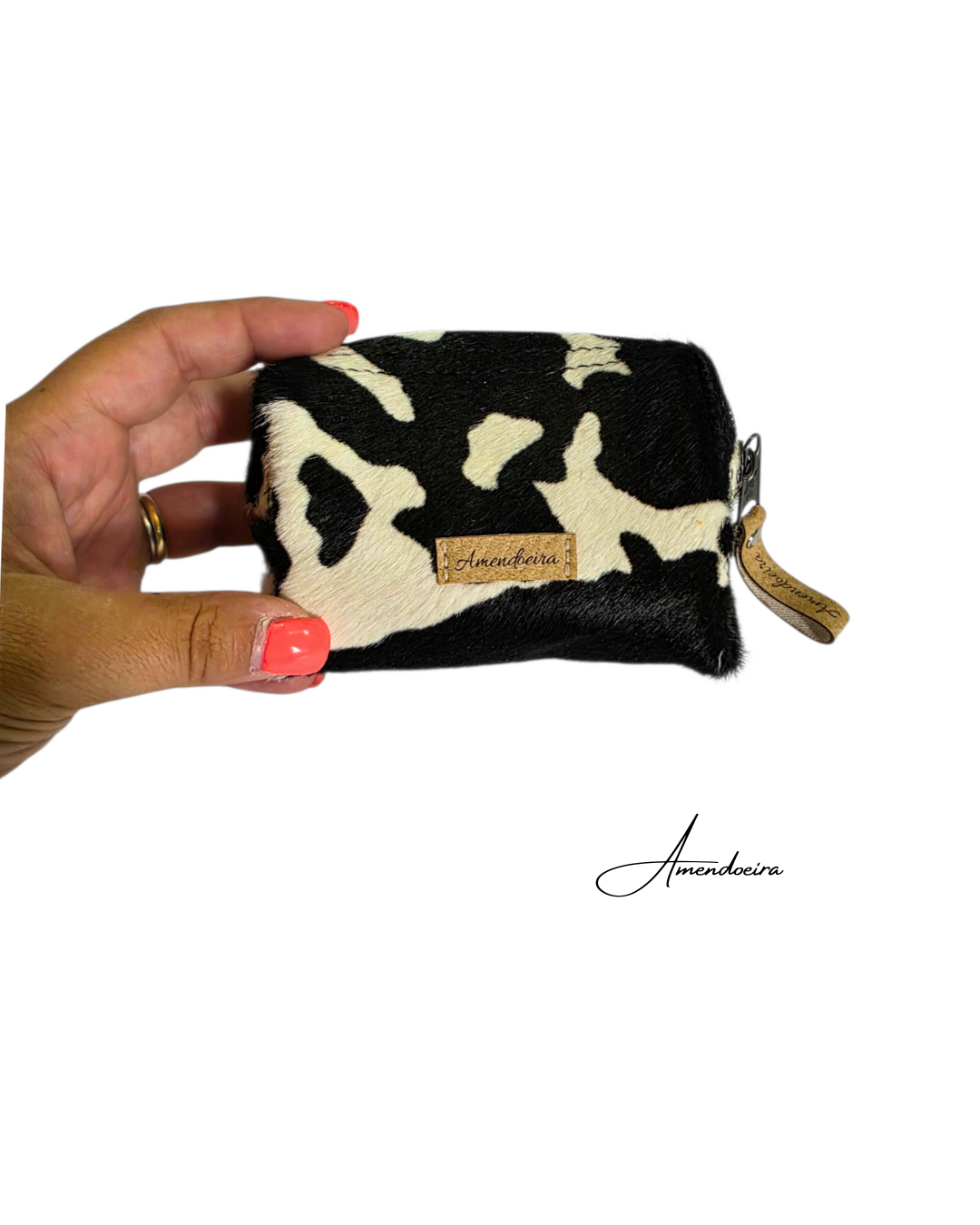 Bolsa Atenas em pele- porta moedas e cartões - Cowi white Carteira pequena preta e branca com padrão vaca e fecho metálico