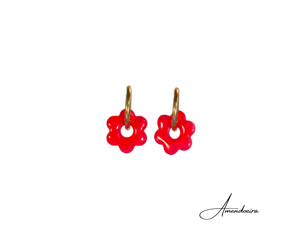 Bincos Flor Serena - Vermelho Brincos com pendente de flor vermelha e argola dourada