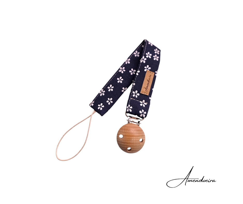 Prende chucha - Flores brancas prendedor de chupeta azul escuro com flores brancas e clip de madeira