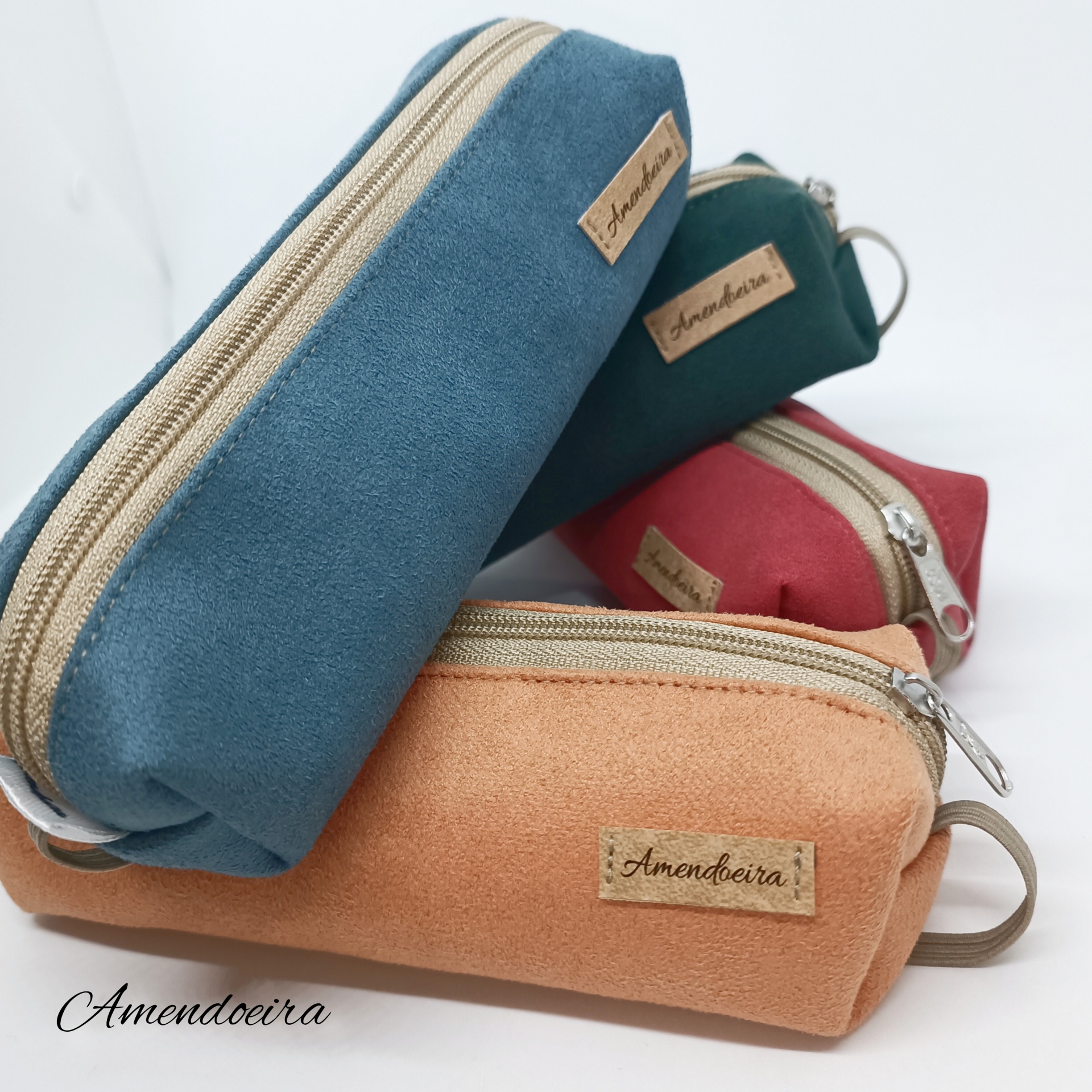 Bolsa Açores com elástico - Agenda quatro bolsas de tecido em azul, verde escuro, vermelho e bege com etiquetas Amendoeira