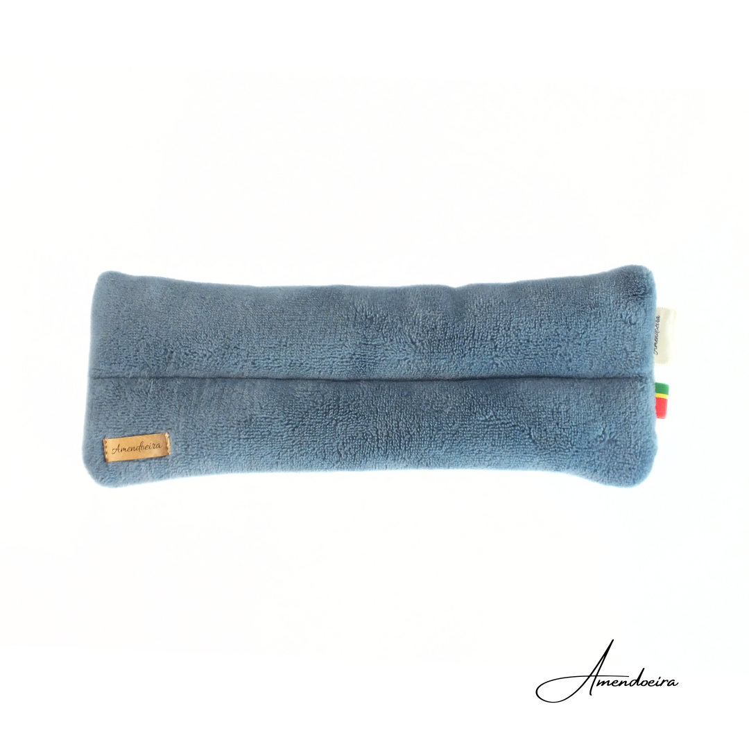 Proteção Focinheira - Azul indigo Estojo azul macio com etiqueta Amendoeira em fundo branco