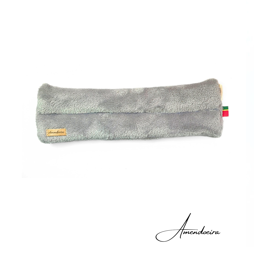 Proteção Focinheira - Cinzento claro Almofada cinzenta felpuda com etiquetas e fundo branco