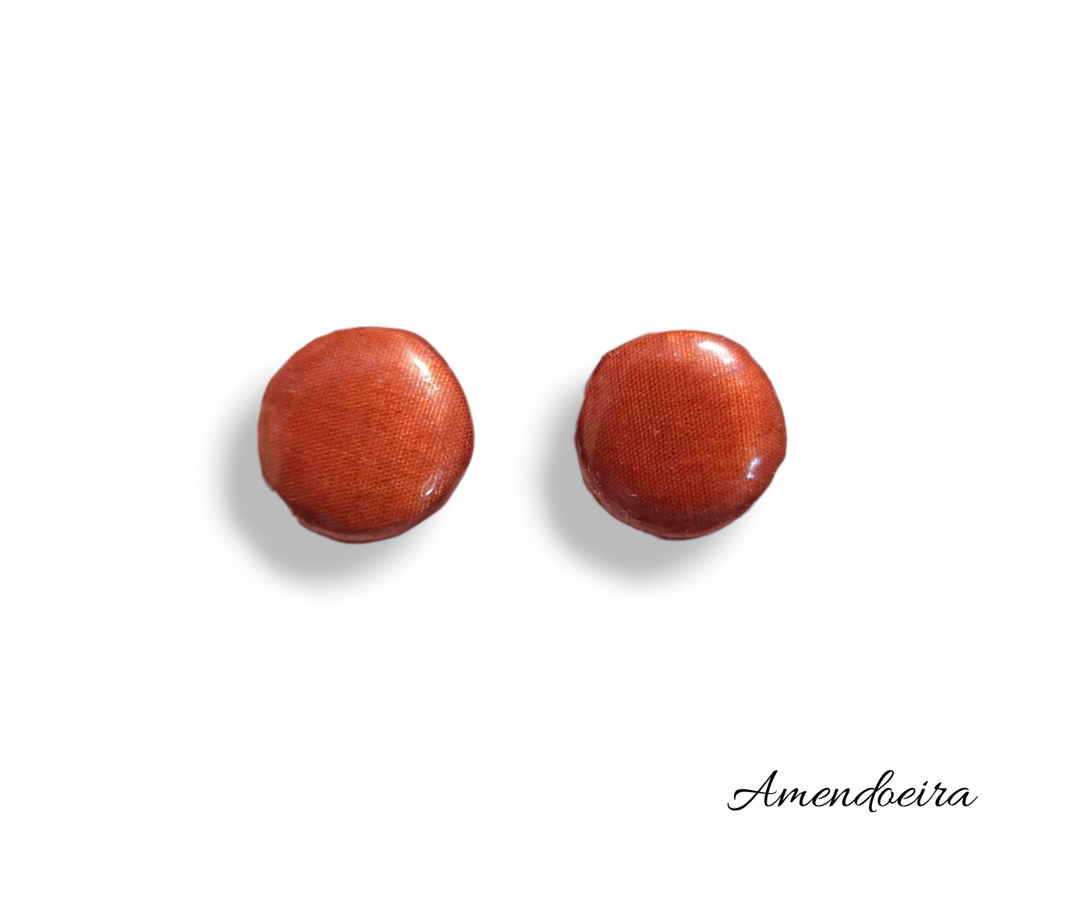 Brincos Bilbau - Tijolo bronze Dois botões castanho avermelhado com textura sobre fundo branco