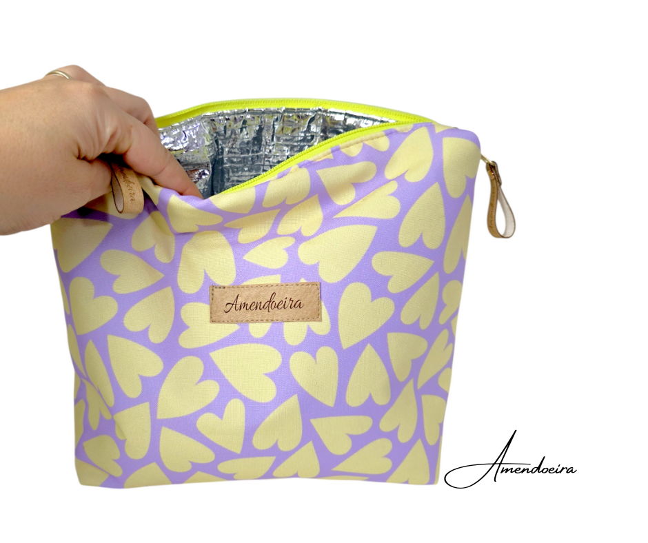 Lancheira/ Bolsa térmica- Corações amarelos fundo lavanda Bolsa isotérmica lilás com corações amarelos e etiqueta Amendoeira