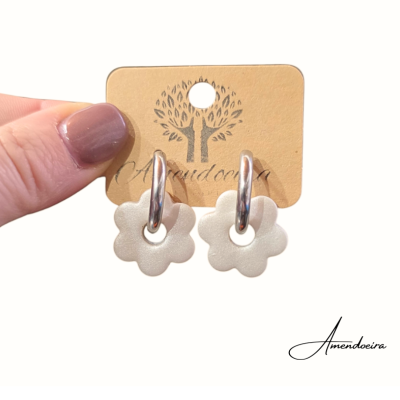 Brincos argola prateada com flor em pérola. Handmade