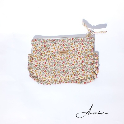Necessaire floral colorida com fecho branco e etiqueta Little Liam