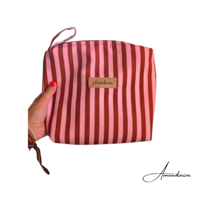 Necessaire rosa e vermelho às riscas com etiqueta Amendoeira