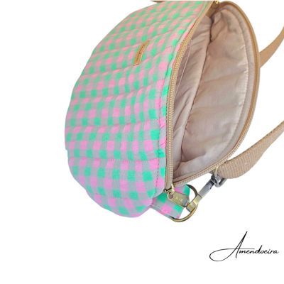 Mala redonda verde e rosa com interior bege e alça bege