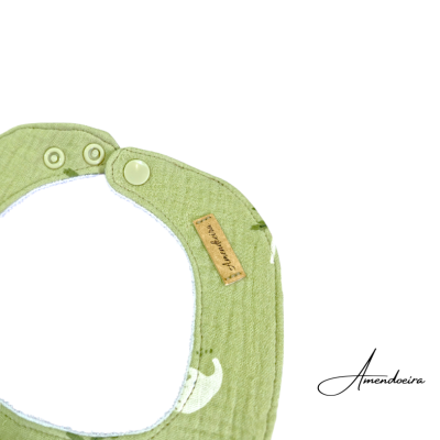 Babete verde para bebé com padrão branco e fecho de botão