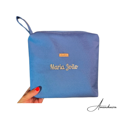 Bolsa azul bordada com nome Maria João