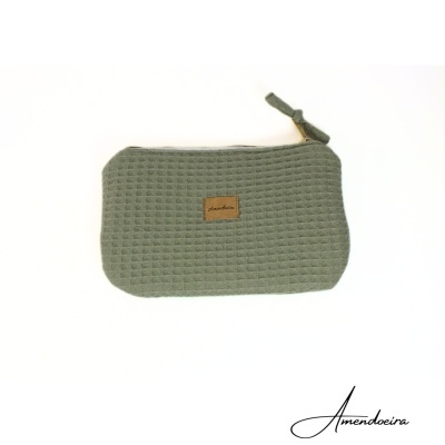 Necessaire verde com padrão colmeia e fecho de correr