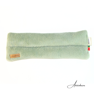 Almofada retangular verde claro em tecido felpudo com etiqueta Amendoeira e etiqueta com cores da bandeira italiana