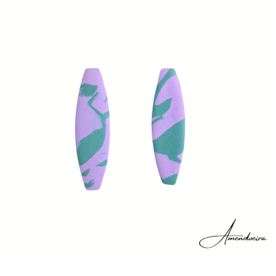 Par de brincos lilás e verdes sobre fundo branco com texto Amendocira