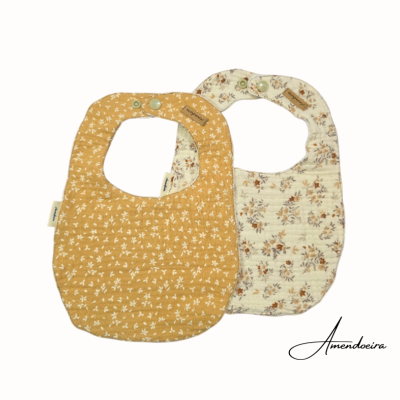 Dois babetes de tecido floral com fecho de pressão